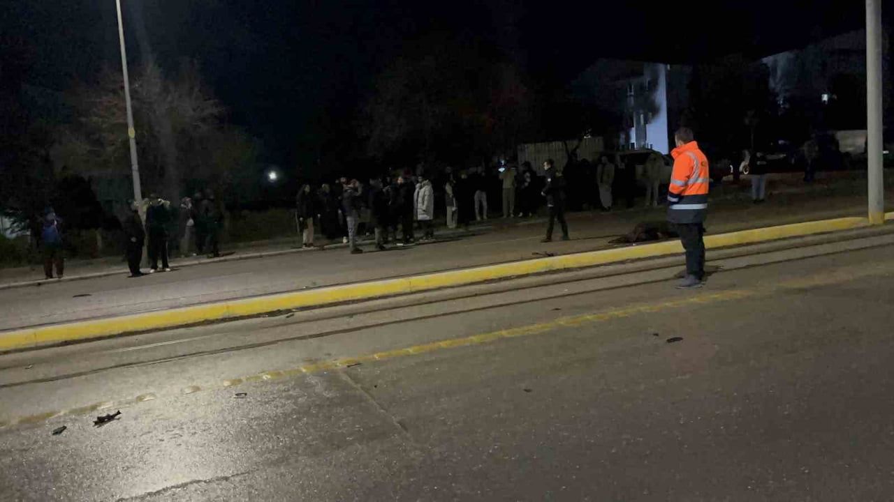 Eskişehir'de tramvaydan inen yayalara araç çarptı: 3 kişi öldü