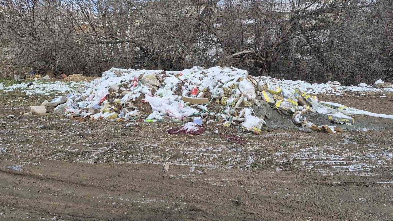 Eskişehir'de Vadişehir ile Çankaya Arasındaki Arazi Atık Tepelerine Döndü