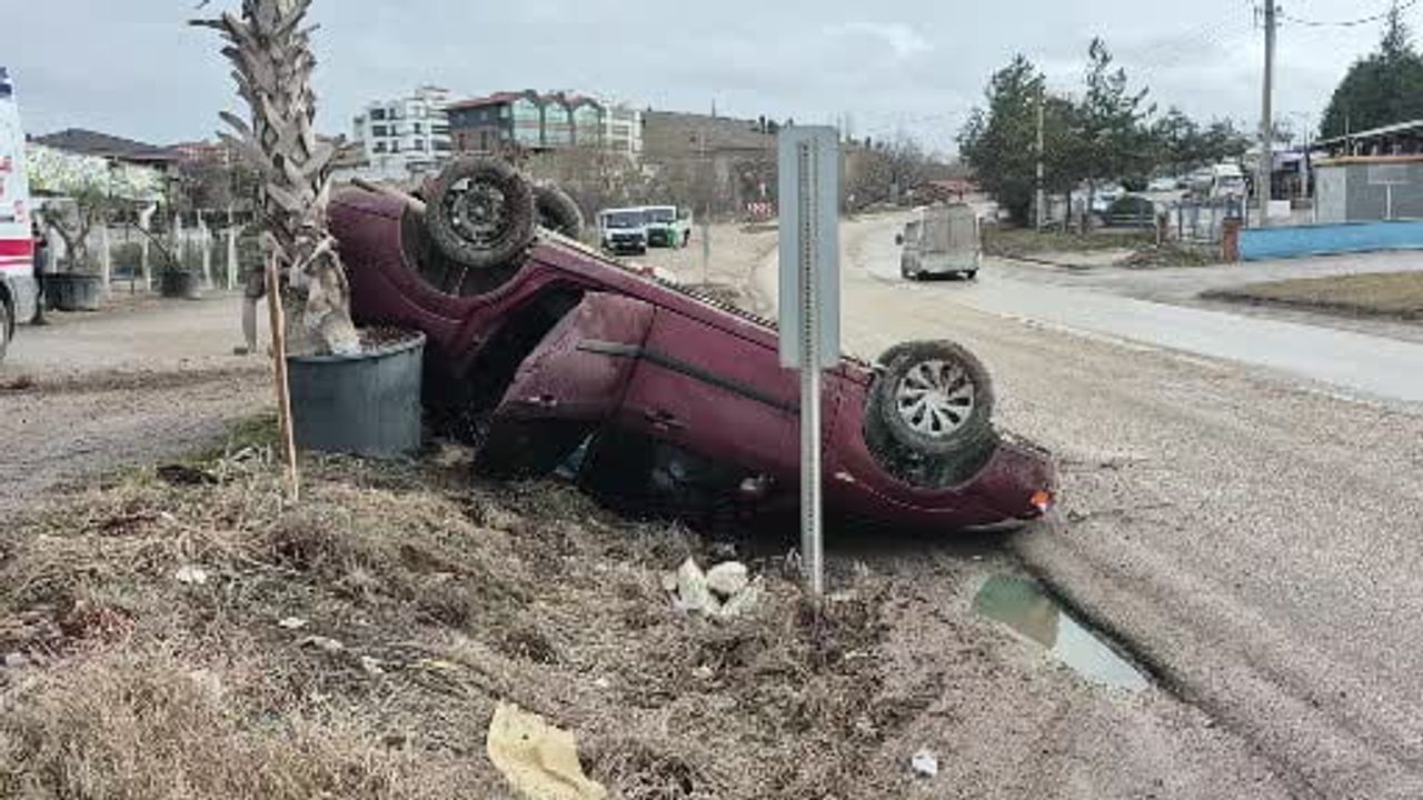 Eskişehir'de yağış sonrası takla atan otomobil: 3 kişi yara almadan kurtuldu