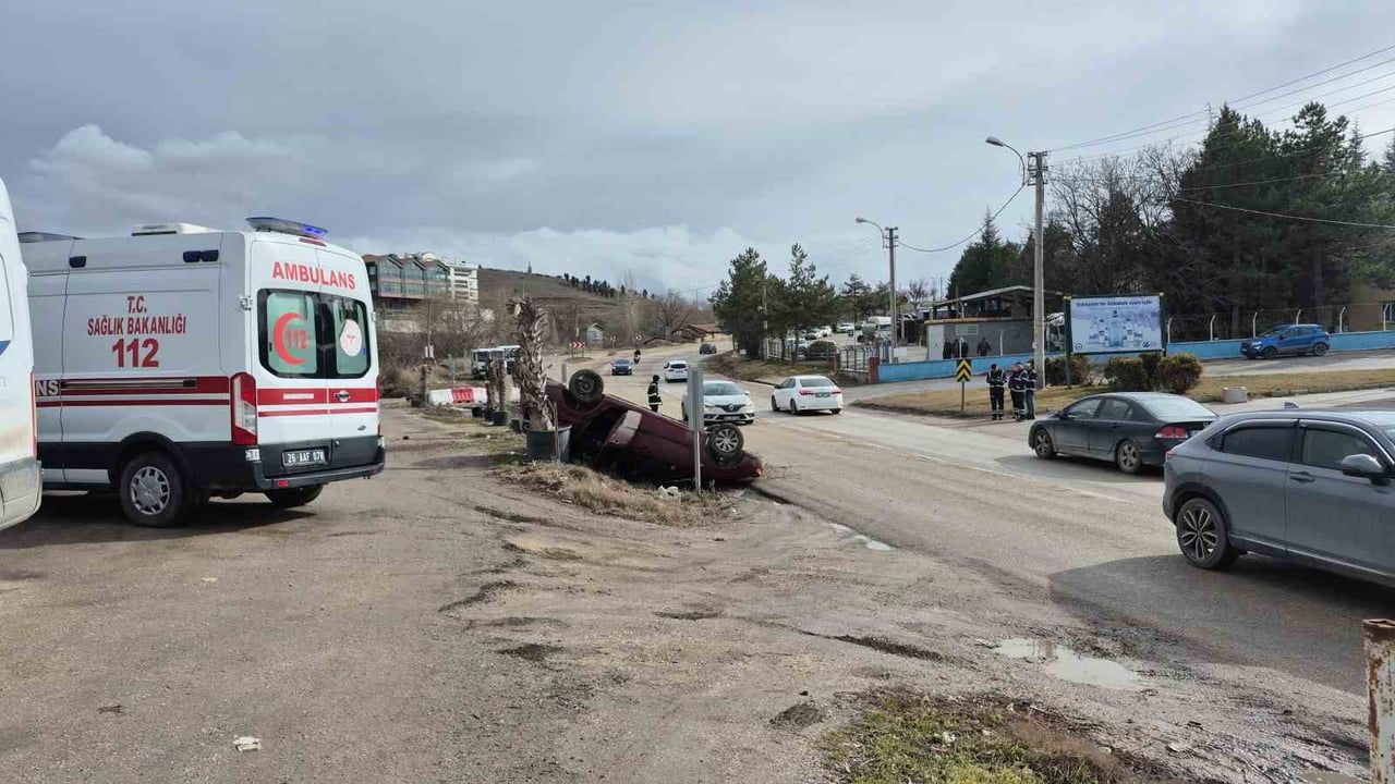 Eskişehir'de yağışlı yolda kontrolden çıkan otomobil takla attı, 3 kişi yara almadan kurtuldu