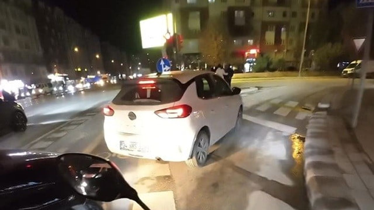 Eskişehir'de yanlış ışığa bekleyen sürücü trafik sıkışmasına yol açtı