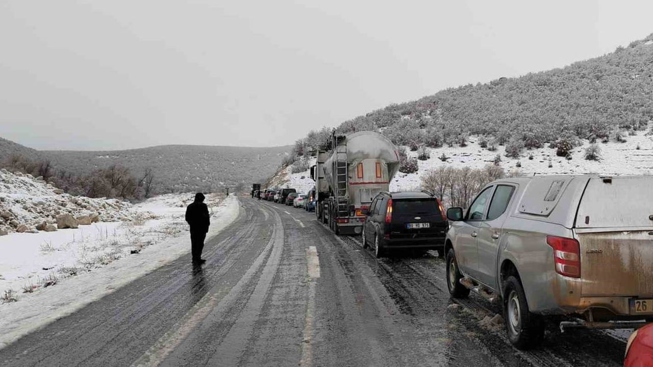 Eskişehir-Seyitgazi yolunda otomobil arızası trafikte uzun kuyruklara neden oldu