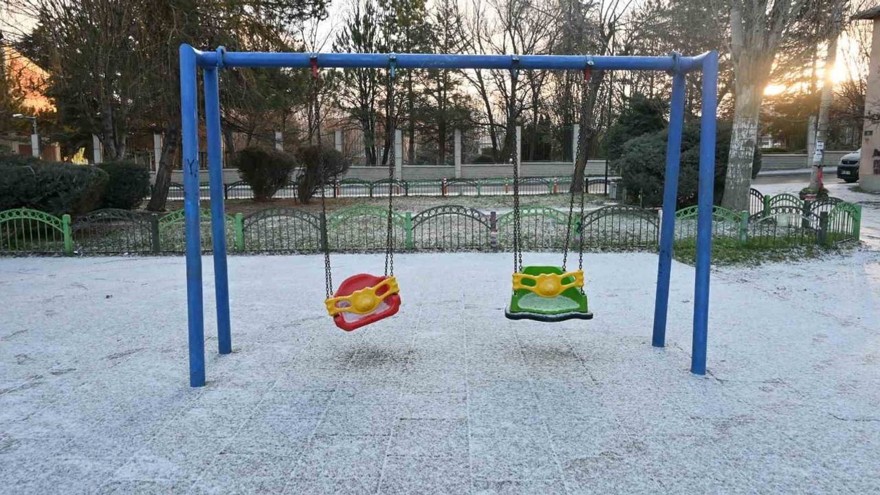 Eskişehir yükseklerinde soğuk: Çankaya Mahallesi'nde hafif kar ve eksi 5 derece
