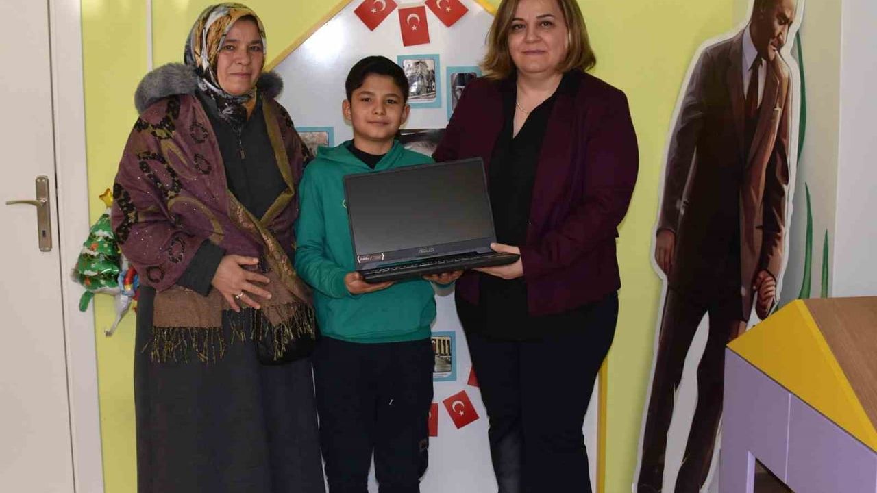 ESOGÜ sergisiyle kanseri yenen çocuğun bilgisayar hayali gerçek oldu