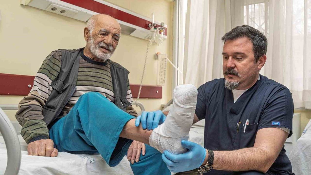 Eşrefpaşa’da 83 yaşındaki diyabet hastası ampütasyondan kurtarıldı