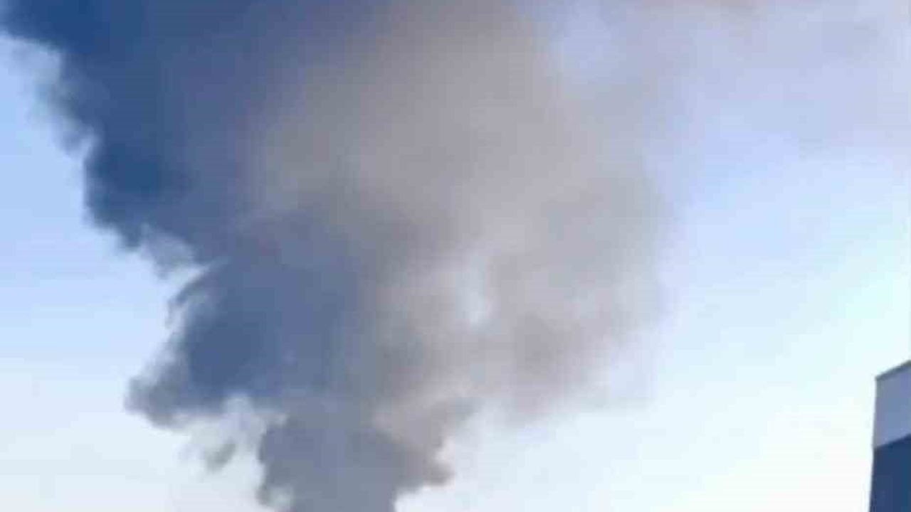 Etimesgut’ta açık arazide atık plastik kasaları yandı, itfaiye müdahalesi sürüyor