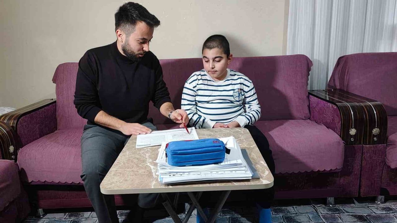 Evde eğitimle derslerini sürdürüyor: Mahmut Efe'nin polis olma hayali
