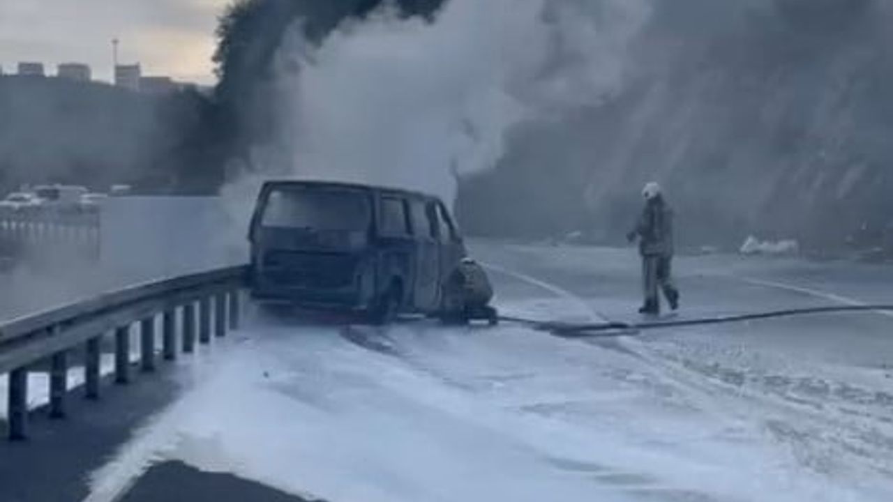 Eyüpsultan'da seyir halindeki minibüs motorundan çıkan yangında kullanılamaz hale geldi