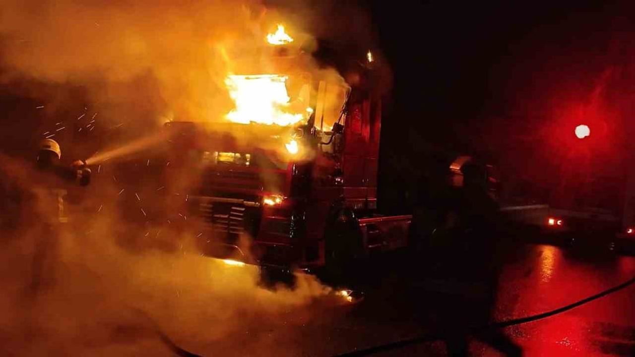 Eyyübiye’de seyir halindeki tır elektrik kontağından tutuştu