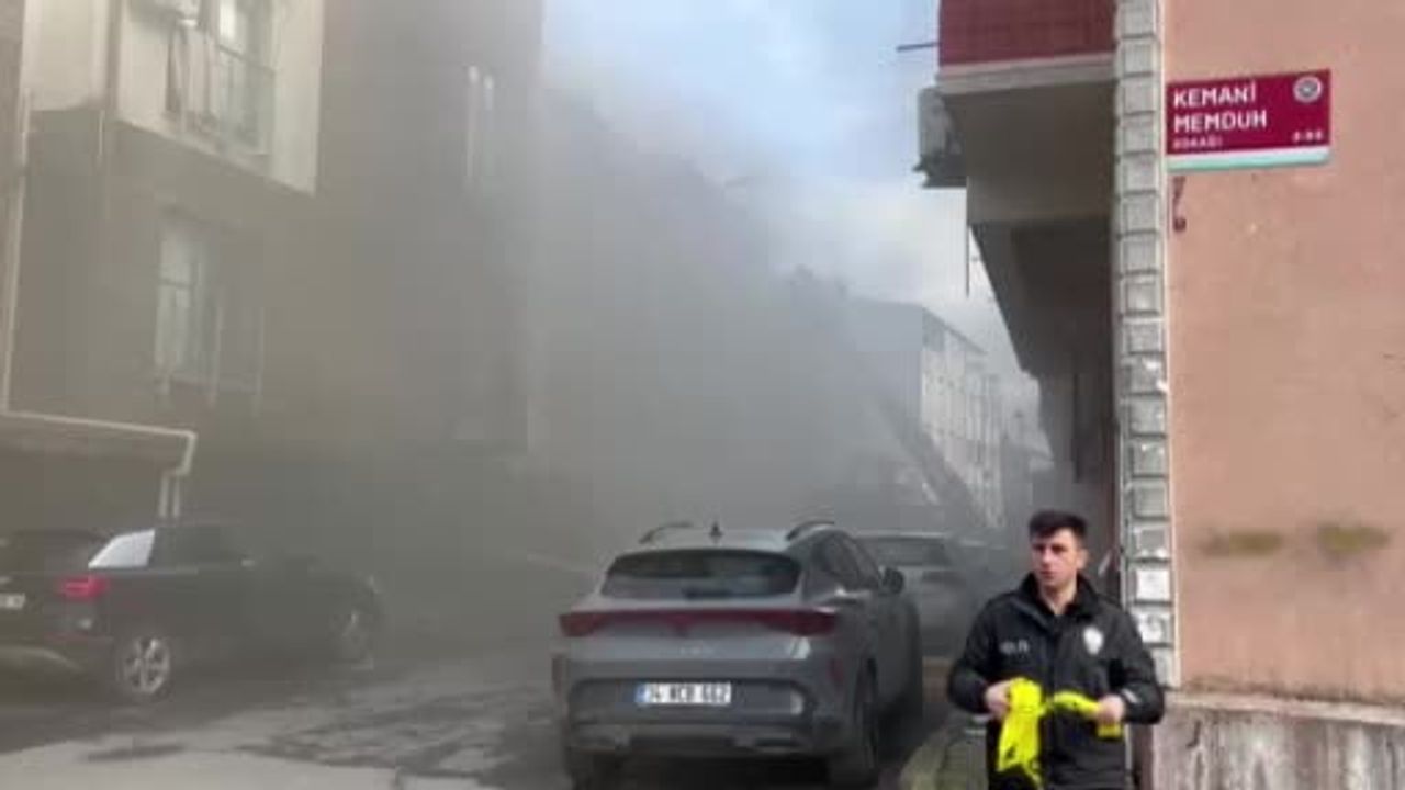 Fatih Karagümrük'te binada yangın paniği