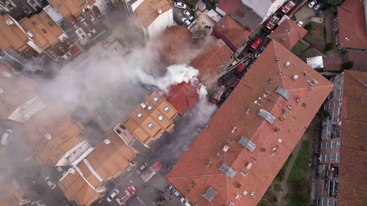 Fatih'te 3 katlı binada çıkan yangın korkuttu