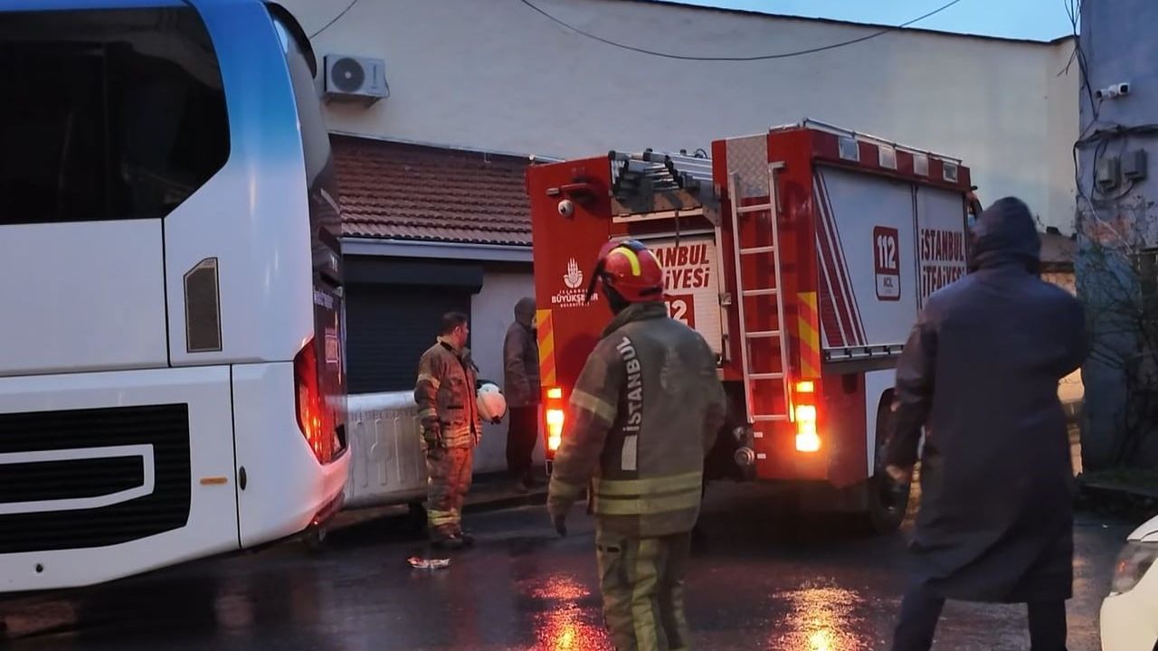 Fatih'te istinat duvarı çöktü, itfaiye aracı manevra zorluğu yaşadı