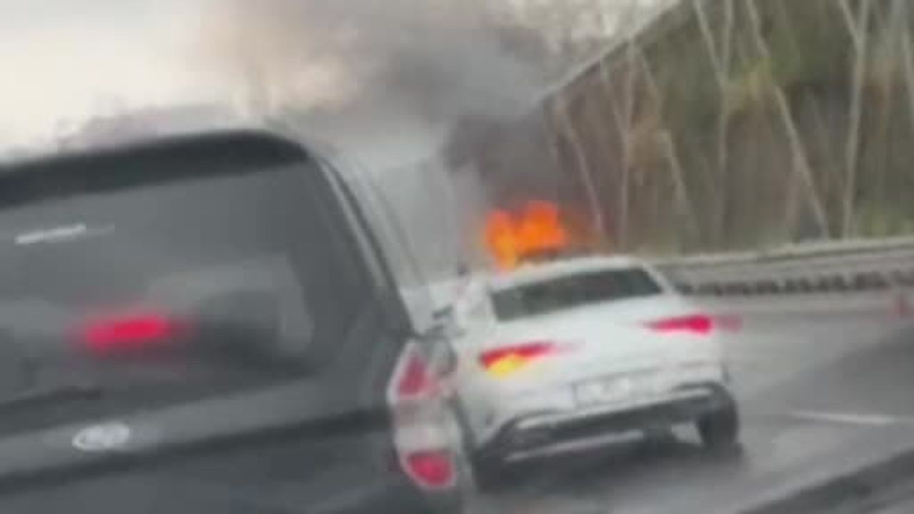 Fatih'te motorundan alevler yükselen otomobil kullanılamaz hale geldi