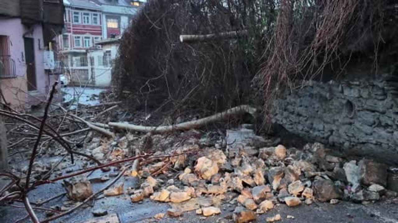 Fatih’te sağanak sonrası istinat duvarı çöktü