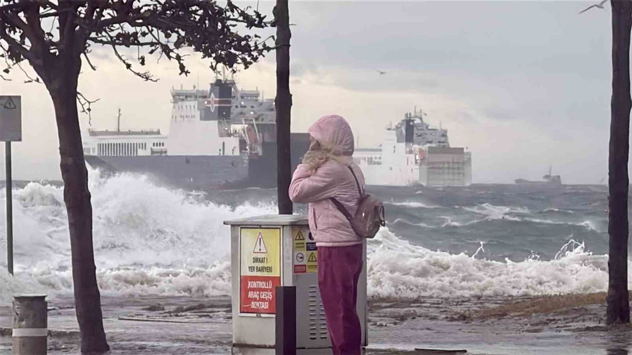Fatih Yenikapı'da lodos: Deniz ile kara birleşti