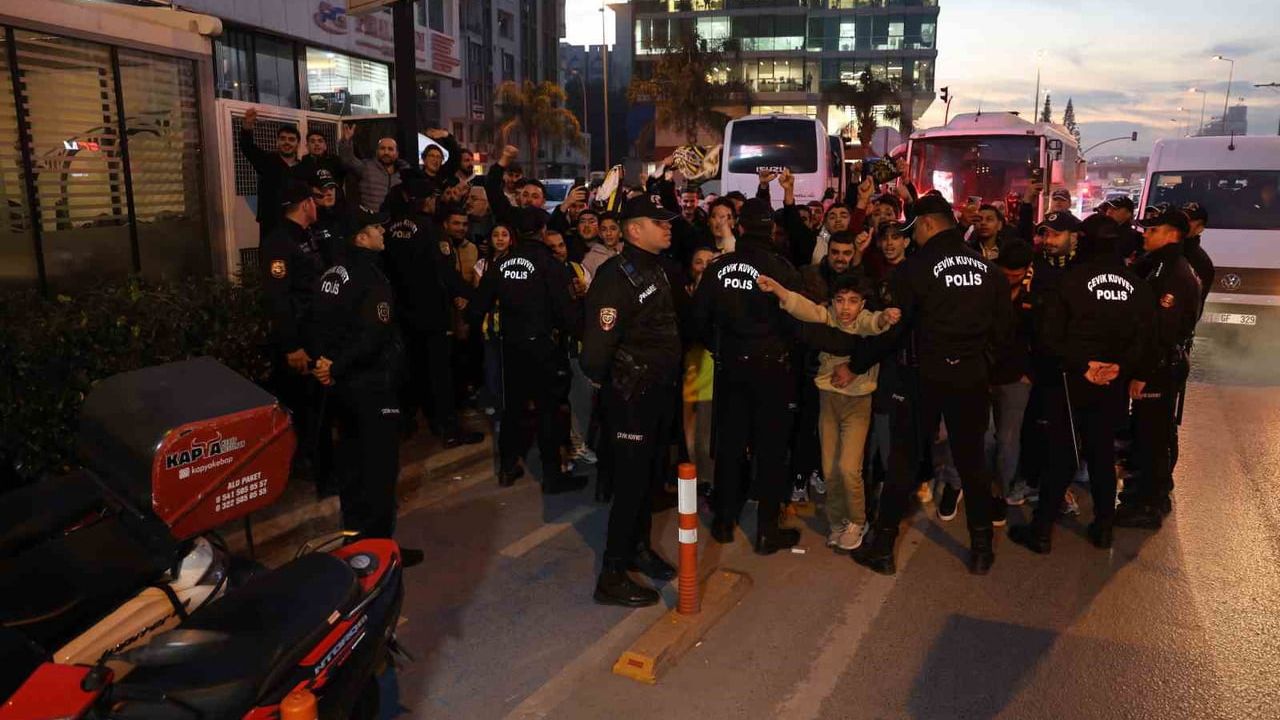 Fenerbahçe kafilesi Adana'ya geldi; yarın Yeni Adana Stadyumu'nda Samsunspor ile karşılaşacak