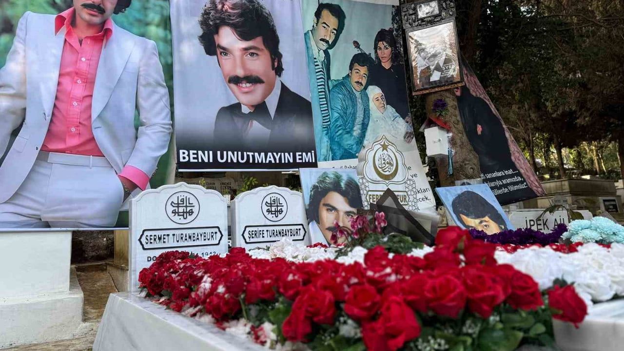 Ferdi Tayfur, vefatının 1. yılında Sarıyer Yeniköy mezarı başında anıldı