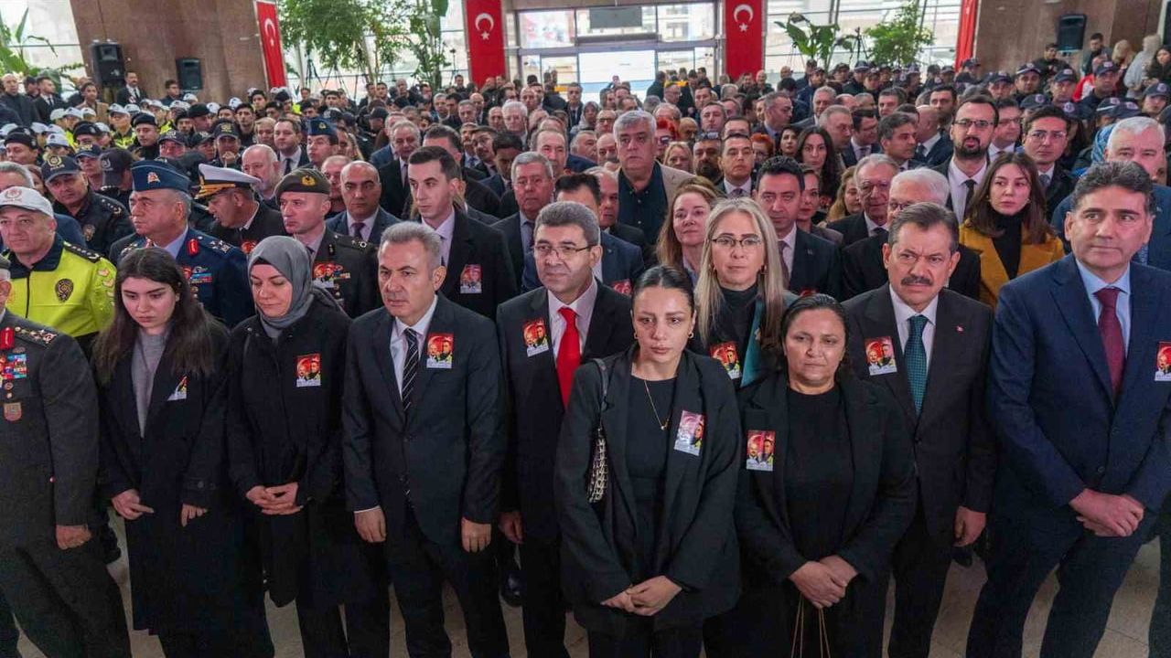 Fethi Sekin İzmir Adliyesi'nde Karanfillerle Anıldı