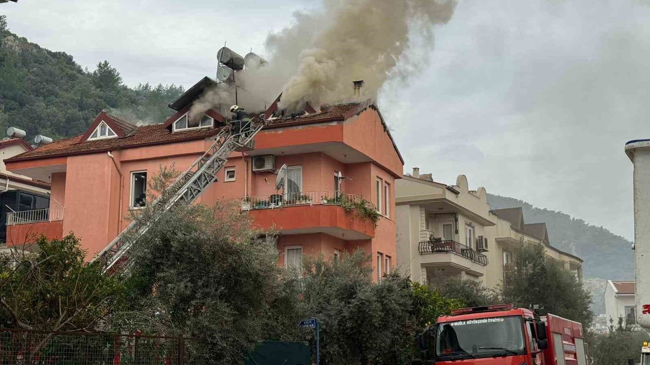 Fethiye'de çatı katı yangını: İtfaiye yaklaşık bir saatlik müdahaleyle söndürdü