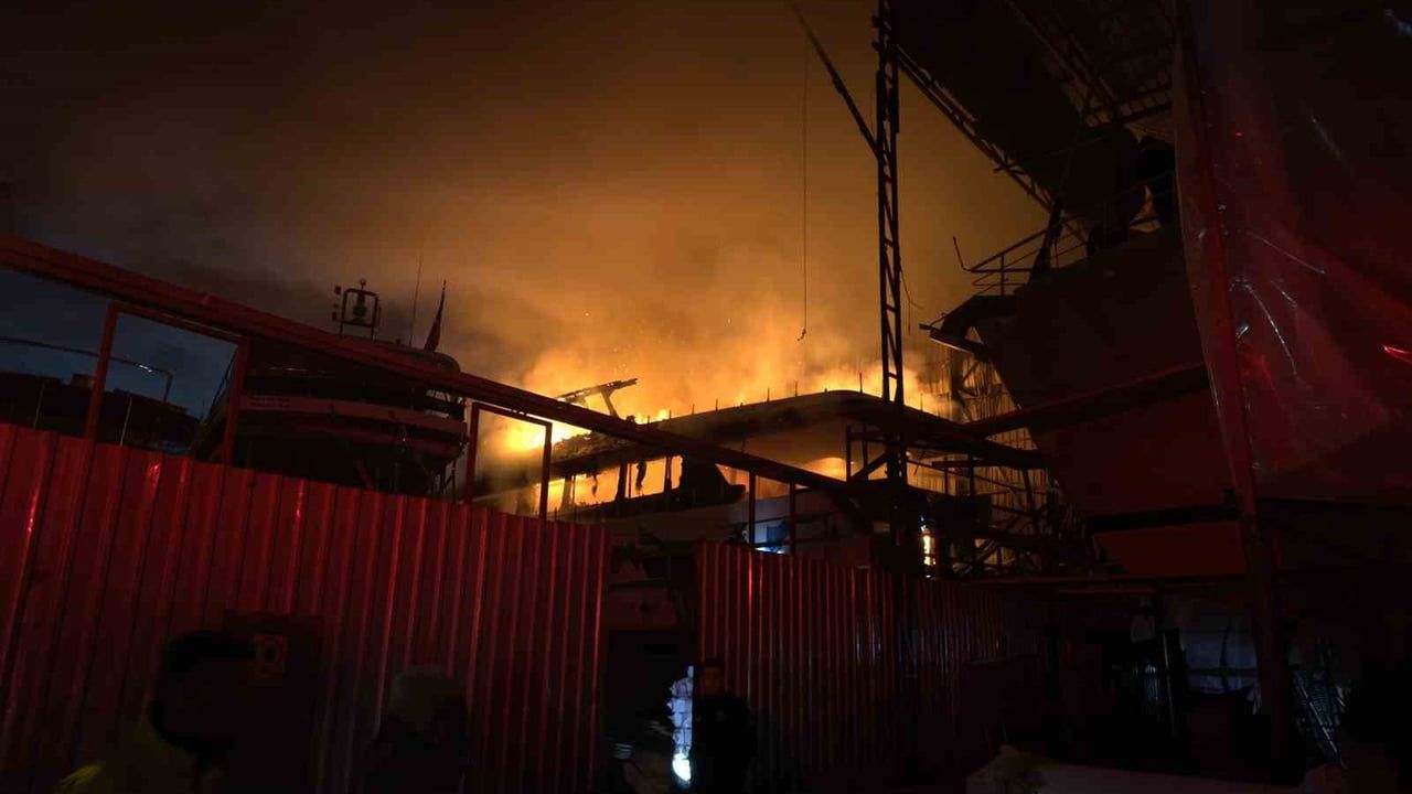 Fethiye tersanesinde ahşap tekne yangını — söndürme çalışmaları sürüyor