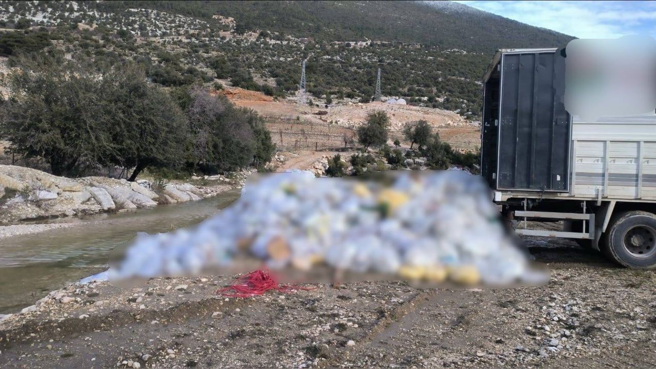 Finike'de dere kenarına kamyonla plastik atık dökülmesi — Jandarma adli işlem başlattı