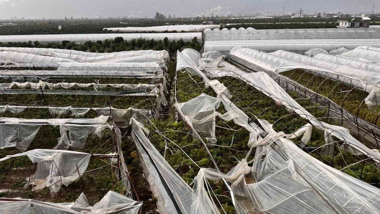 Finike'de hortum seraları ve binaları vurdu