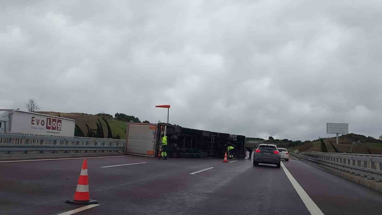 Fırtına Viyadükte Tırı Devrdi; Sürücü Hafif Yaralı Kurtuldu
