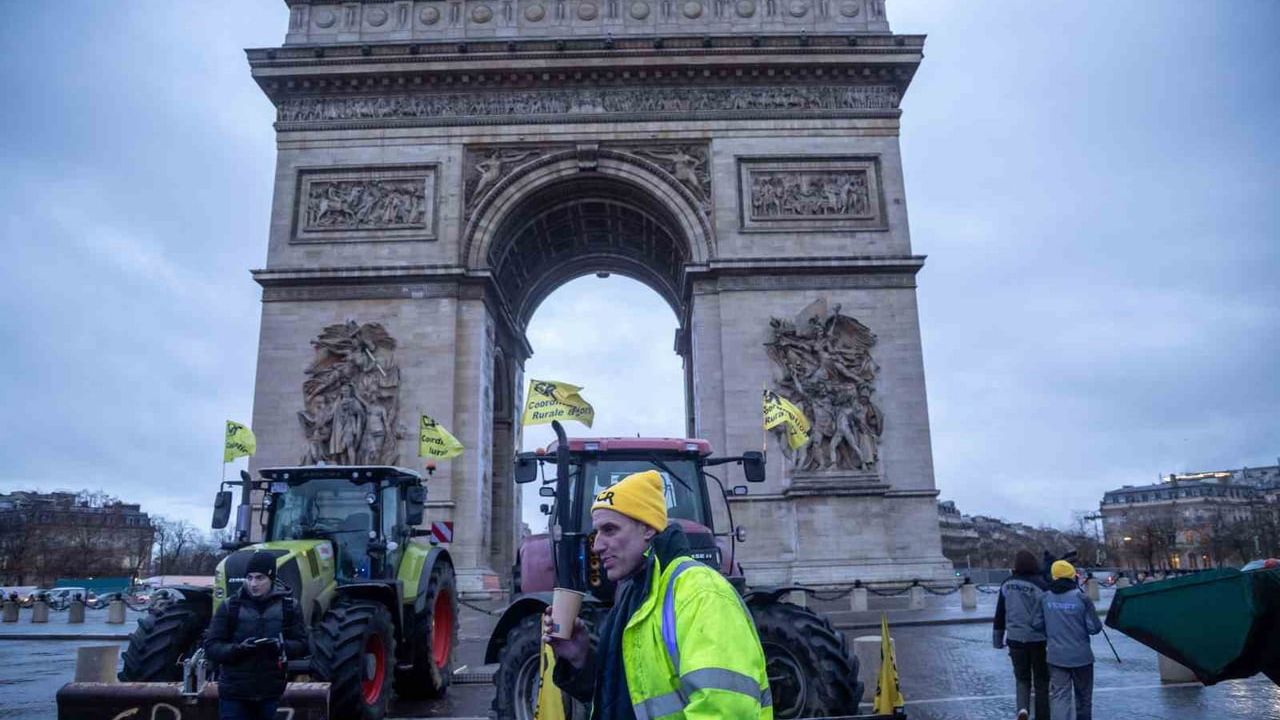 Fransız çiftçiler traktörlerle Paris'i kapattı: AB-Mercosur protestosu