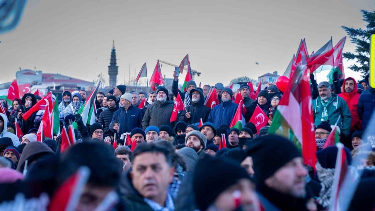 Galata Köprüsü'nde TÜRGEV ve Yüz Binler Filistin İçin Bir Araya Geldi