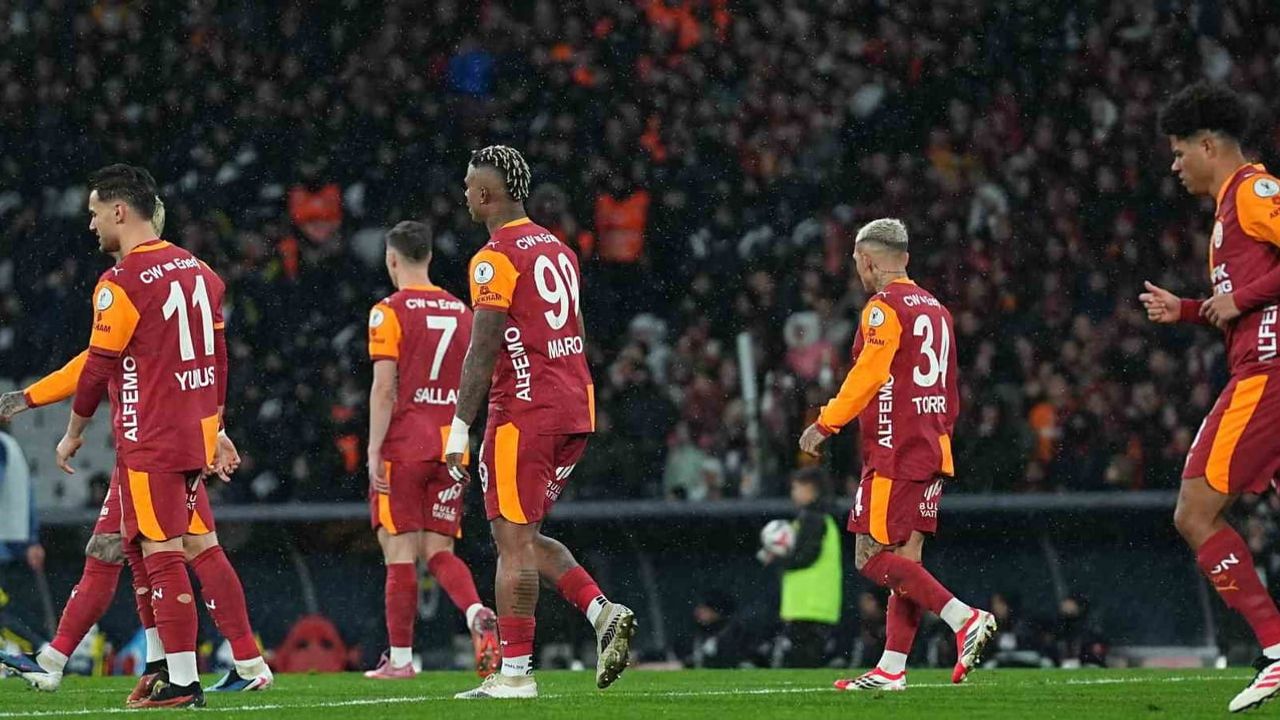 Galatasaray, Fenerbahçe'ye Süper Kupa finalinde 4 maç sonra yenildi