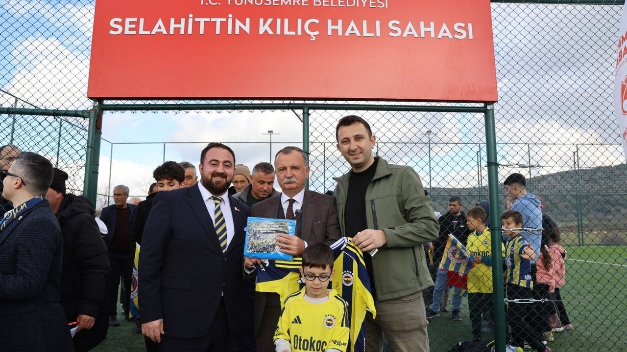 Galatasaraylı başkanın Fenerbahçeli çocuklarla sıcak buluşması