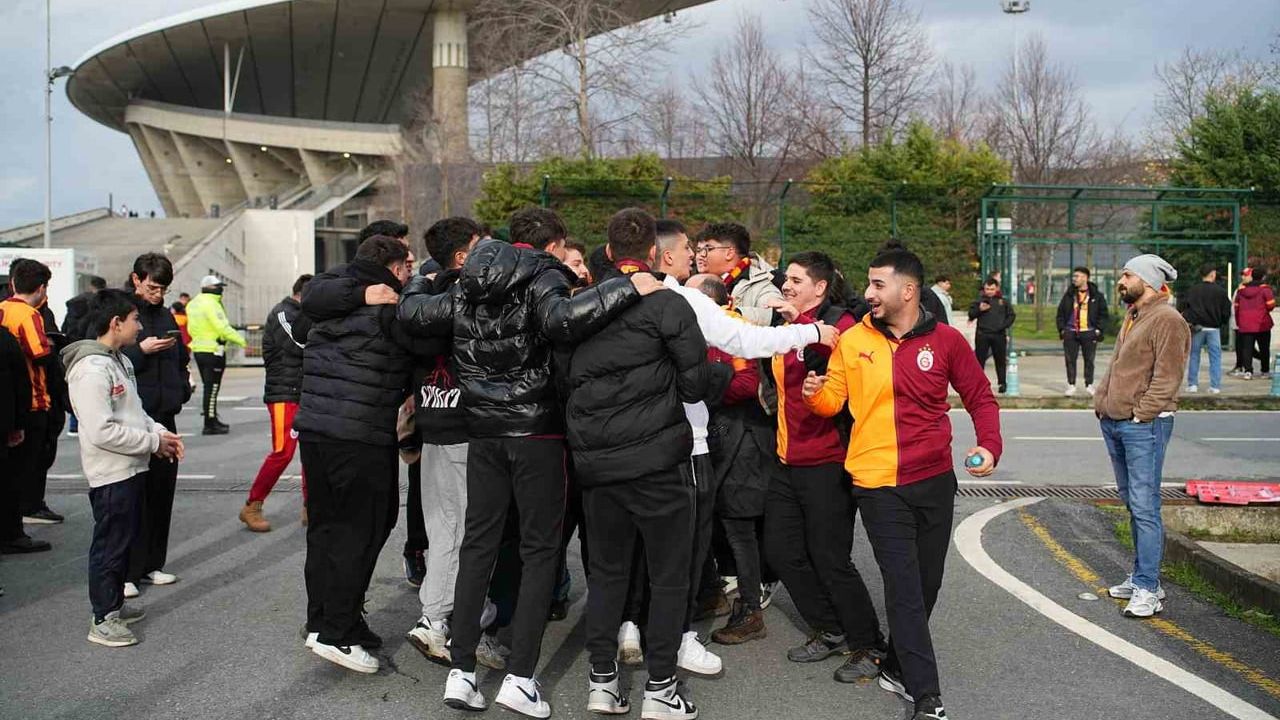 Galatasaraylı Taraftarlar Süper Kupa Finali İçin Olimpiyat Stadı'na Geldi