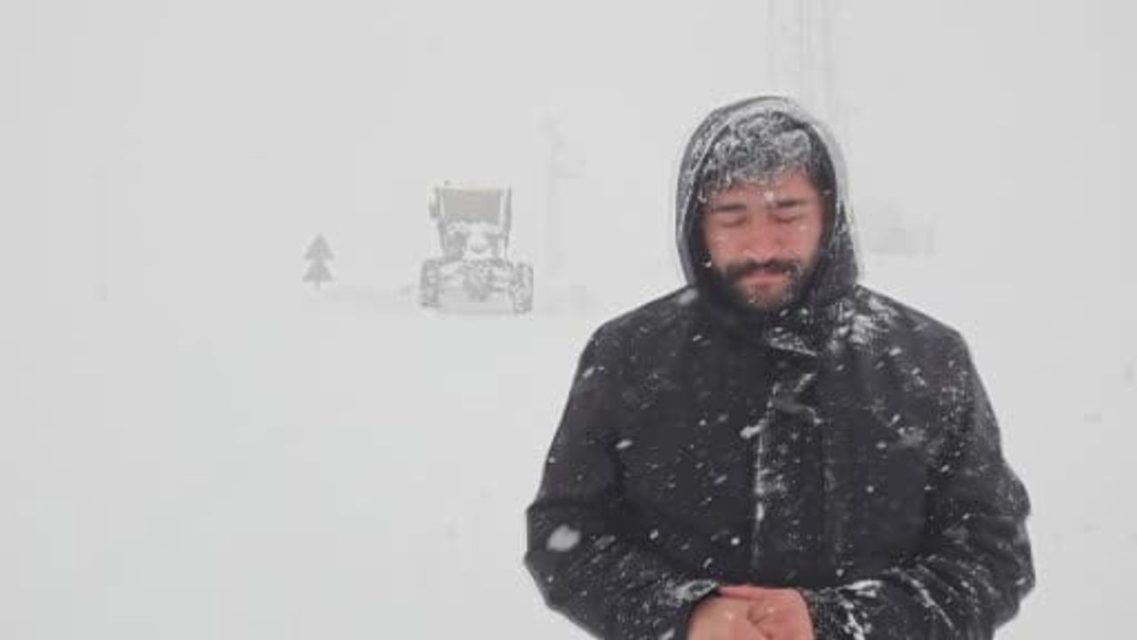 Gazeteciler Muş’ta iş makinesine yolu yürüyerek gösterdi