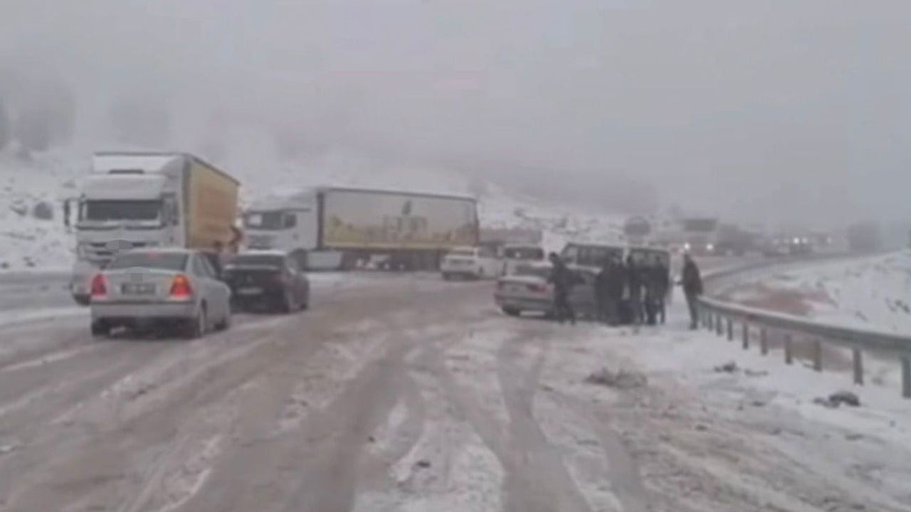 Gaziantep-Araban kara yolunda Kar yağışı nedeniyle çok sayıda araç mahsur kaldı