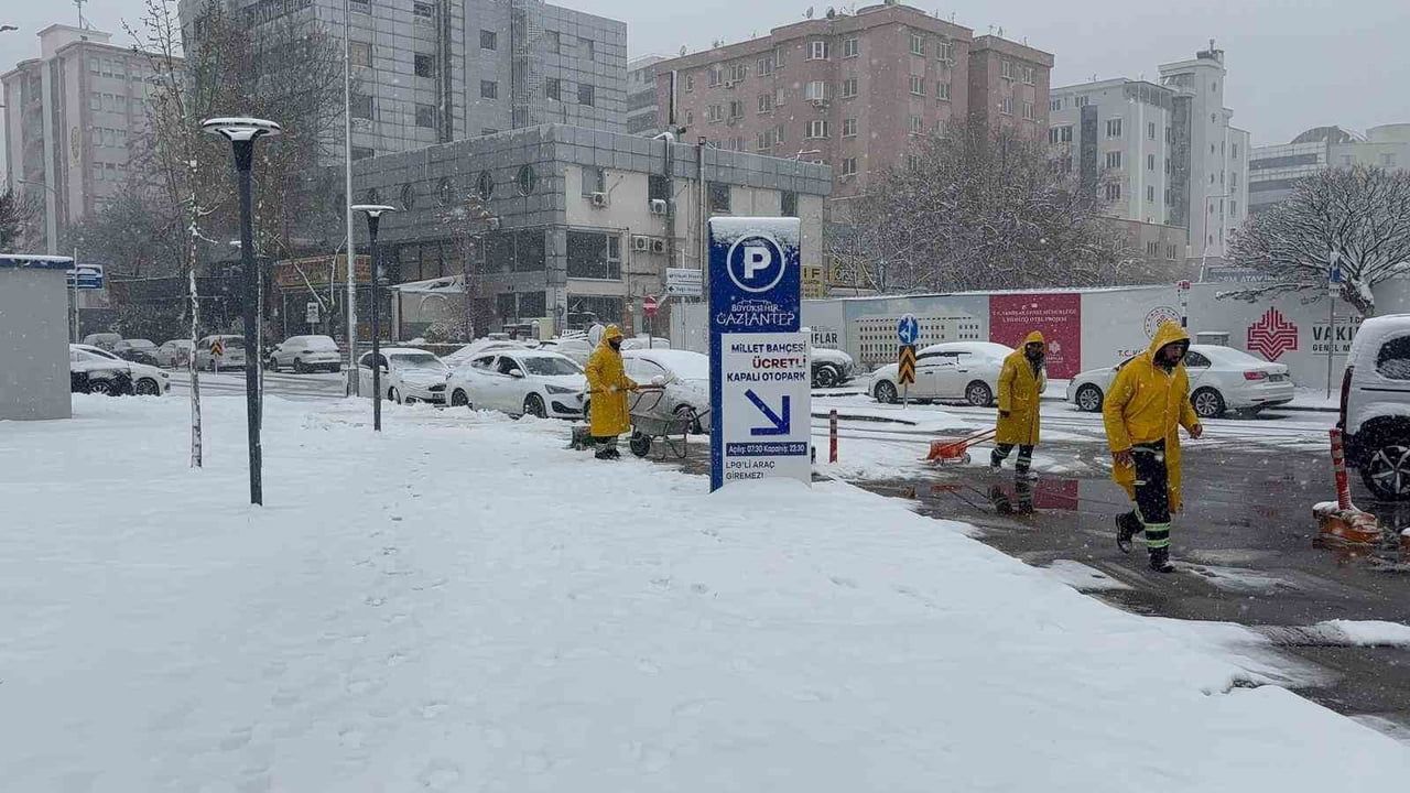 Gaziantep beyaza büründü: Kar yağışı nedeniyle uçuşlar durdu