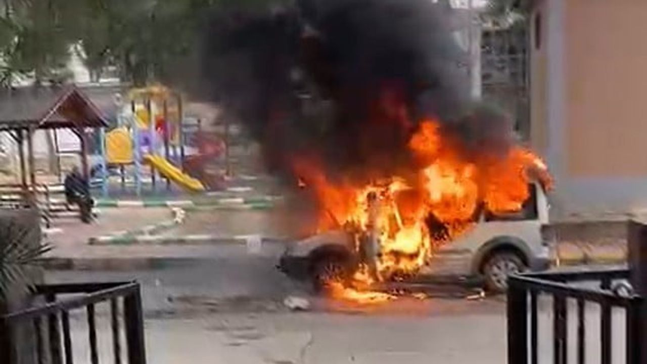 Gaziantep Nizip'te park halindeki ticari araç yandı