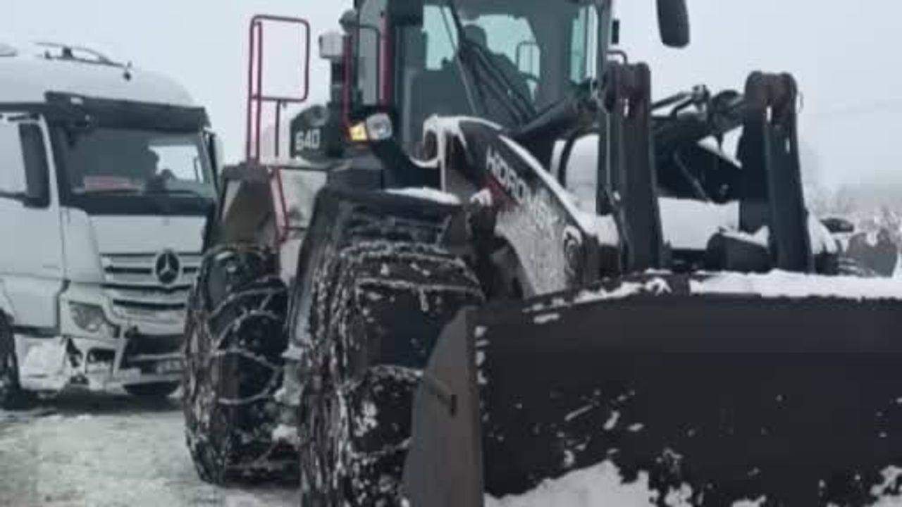 Gaziantep-Nurdağı D-400'de tır kara saplandı, trafik durdu