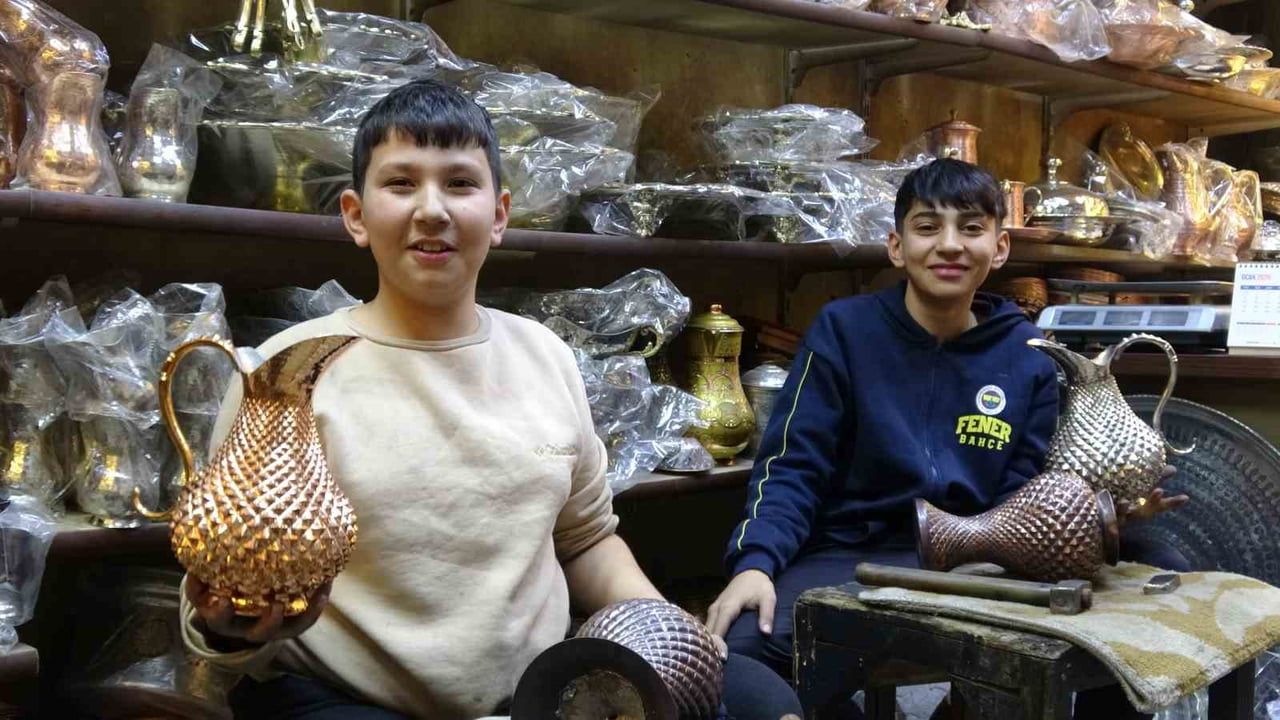 Gaziantep'te Baba Mesleği: Mustafa Cengiz Bakırcılığı Çocuklarına Öğretiyor