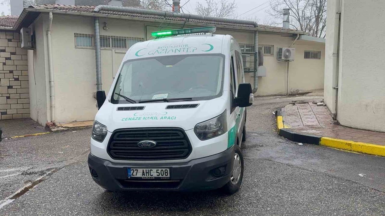 Gaziantep'te bıçaklı kavgada ölen 17 yaşındaki gencin cenazesi ailesine teslim edildi