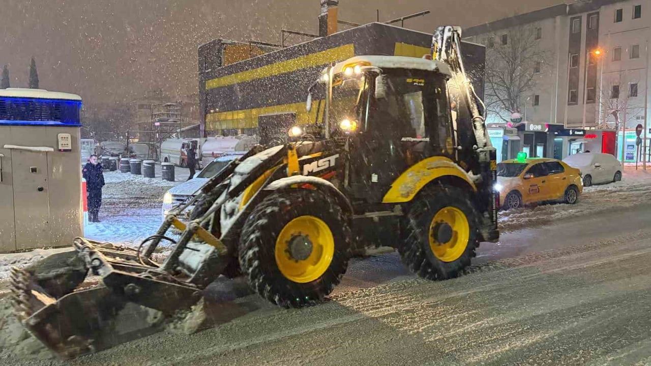 Gaziantep’te gece boyu karla mücadele sonrası yollar açıldı