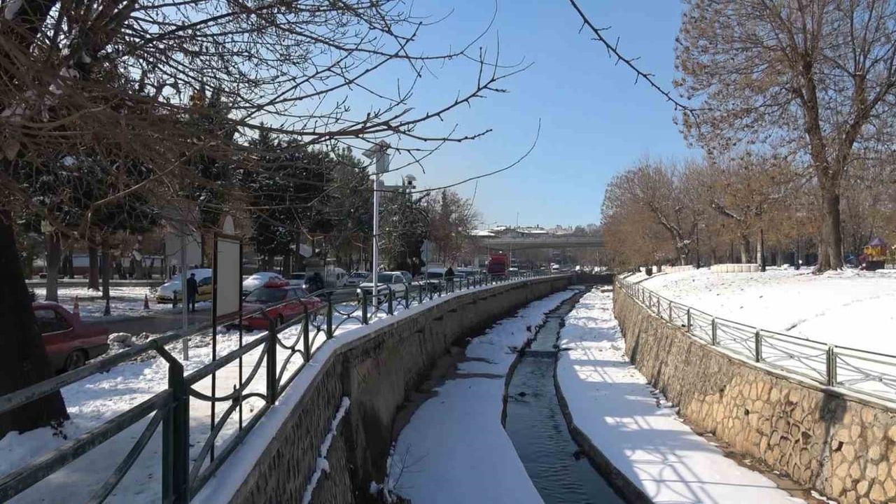 Gaziantep’te iki günlük karın ardından güneşle hareketlenen kent