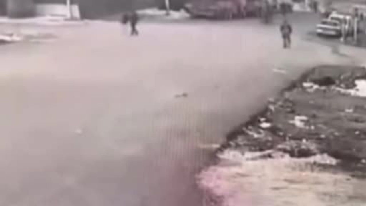 Gaziantep’te ilginç kaza: Hafif ticari araç motosiklete, motosiklet yayaya çarptı