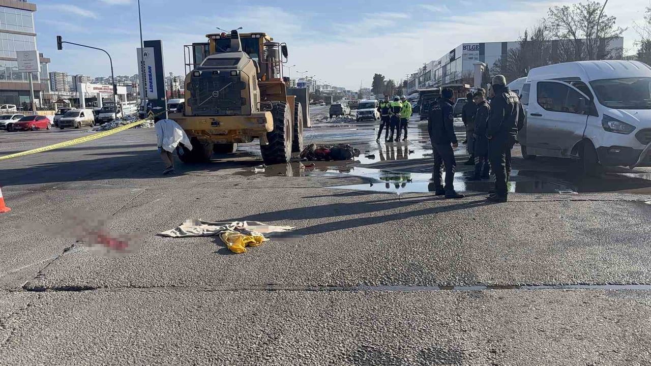 Gaziantep’te iş makinesi çarpan motosiklet sürücüsü hayatını kaybetti