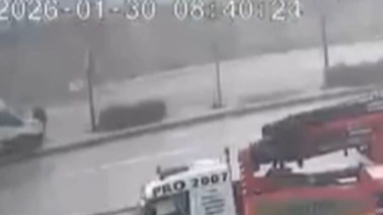 Gaziantep'te işçi servisi refüje çıktı: Ölümden saniyelerle kurtuluş kamerada