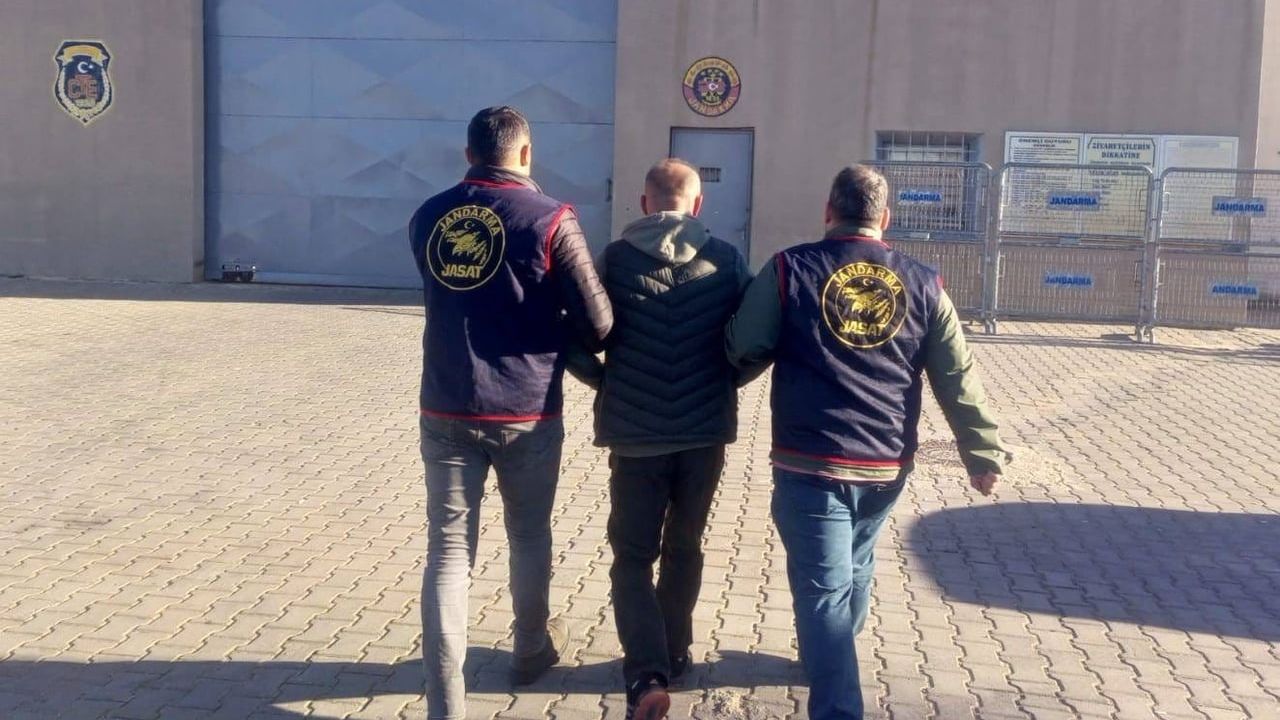 Gaziantep’te jandarma, 12 yıl 6 ay kesinleşmiş cezası bulunan uyuşturucu şüphelisini yakaladı