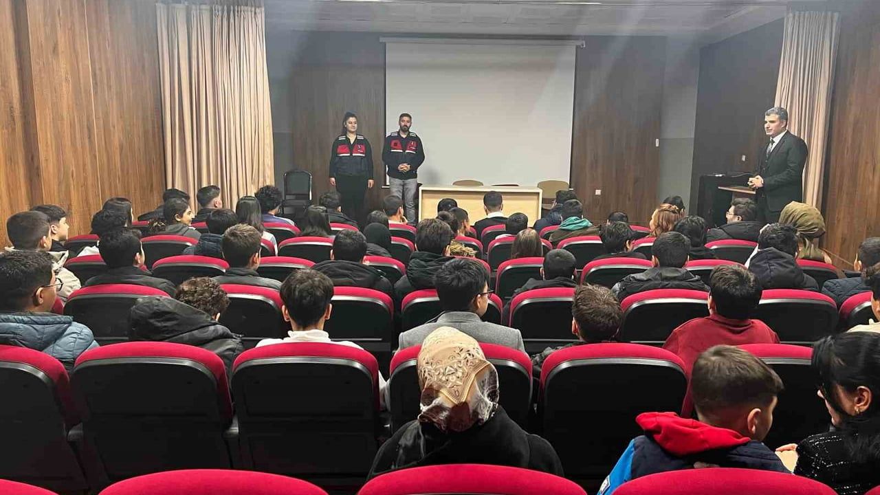 Gaziantep'te Jandarmadan Öğretmen ve Öğrencilere Sosyal Medya Güvenliği Eğitimi