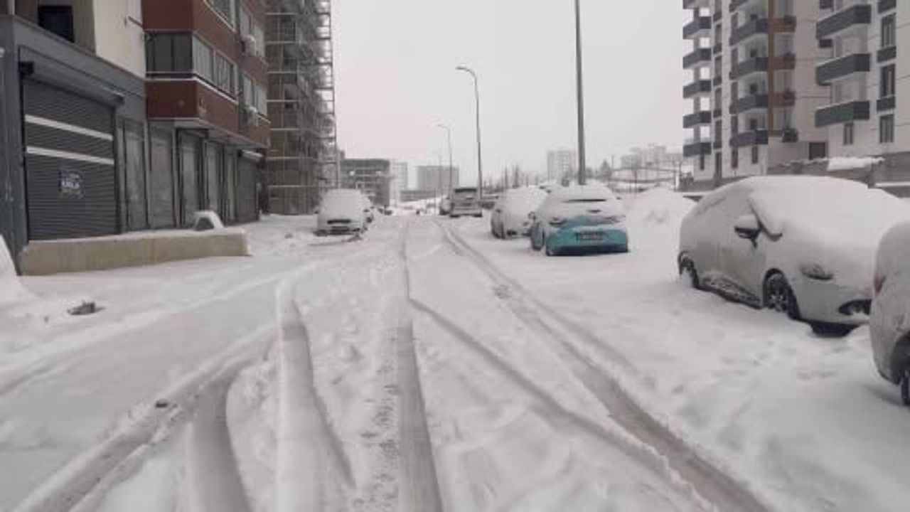 Gaziantep’te kar yağışı 24 saattir aralıklarla sürüyor