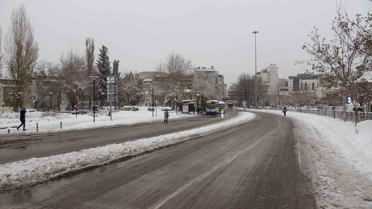 Gaziantep'te kar yağışı ve yılbaşı tatili sokakları boşalttı