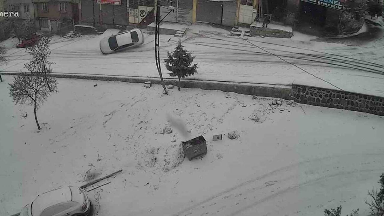 Gaziantep’te karla kayganlaşan yolda araç kaldırıma çarpıp devrildi