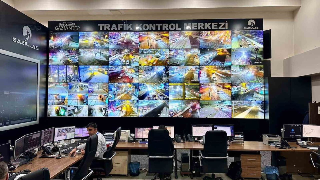 Gaziantep'te karla mücadele Trafik Koordinasyon Merkezi'nden yönetiliyor